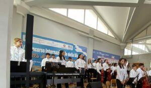 orchestra in piedi